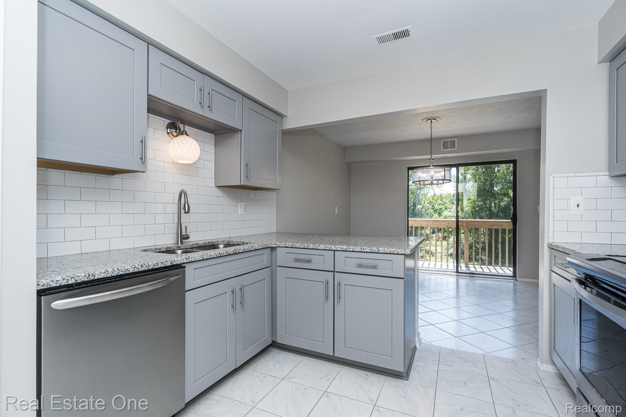 1677 Riverside Drive, Unit 16 Rochester, MI 48309 - Photo 2 of 31 SPACIOUS KITCHEN WITH NEW APPLIANCES - 1677 Riverside MLS-W014.jpg