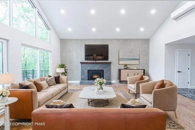 $699,900 | 5806 Decker Road, Bushkill, PA 18324