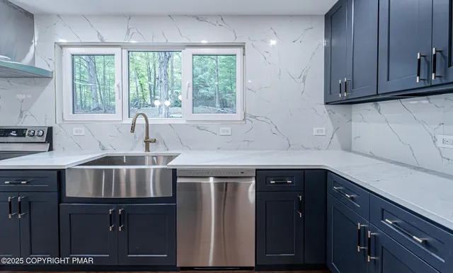 $699,900 | 5806 Decker Road, Bushkill, PA 18324