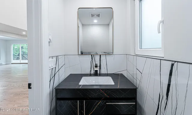 $699,900 | 5806 Decker Road, Bushkill, PA 18324