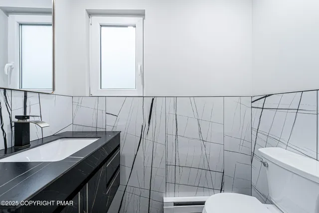 $699,900 | 5806 Decker Road, Bushkill, PA 18324