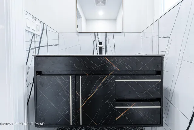 $699,900 | 5806 Decker Road, Bushkill, PA 18324