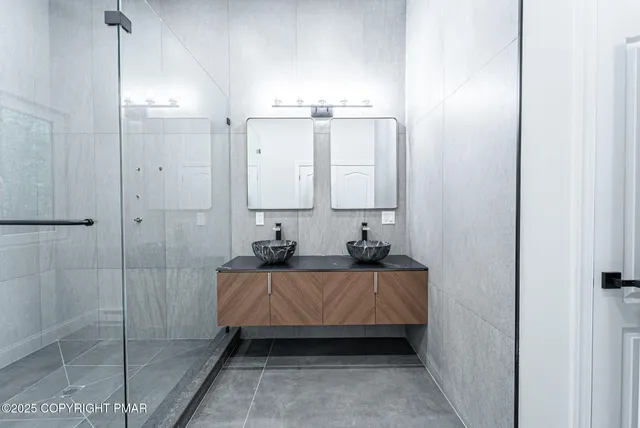 $699,900 | 5806 Decker Road, Bushkill, PA 18324