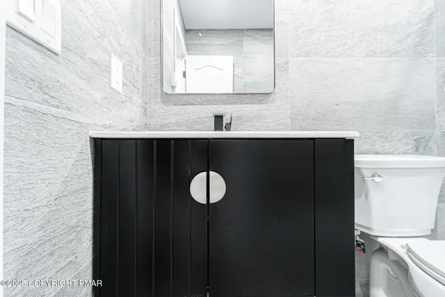 $699,900 | 5806 Decker Road, Bushkill, PA 18324