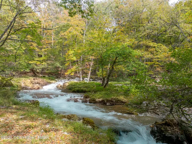 $699,900 | 5806 Decker Road, Bushkill, PA 18324