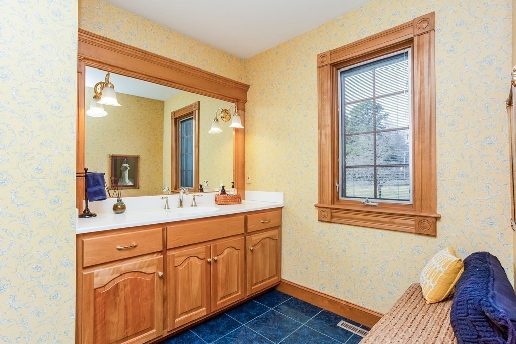 636 Wolf Swamp Road Longmeadow, MA 01106 - Photo 17 of 34