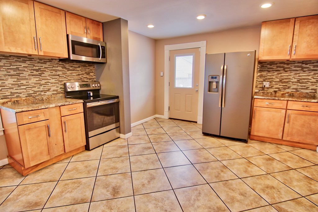 209 Bristol Street Springfield, MA 01109 - Photo 10 of 23 Gallery Image 10