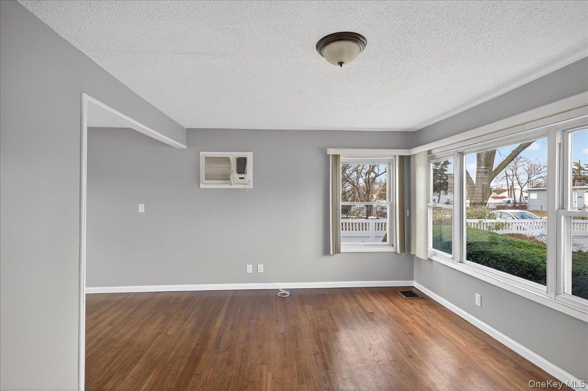 21 North Somerset Road Amityville, NY 11701 - Photo 4 of 16