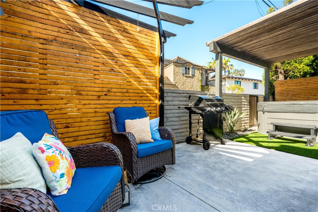 35 Geneva Walk Long Beach, CA 90803 - Photo 20 of 36 a view of an outdoor sitting area with chairs