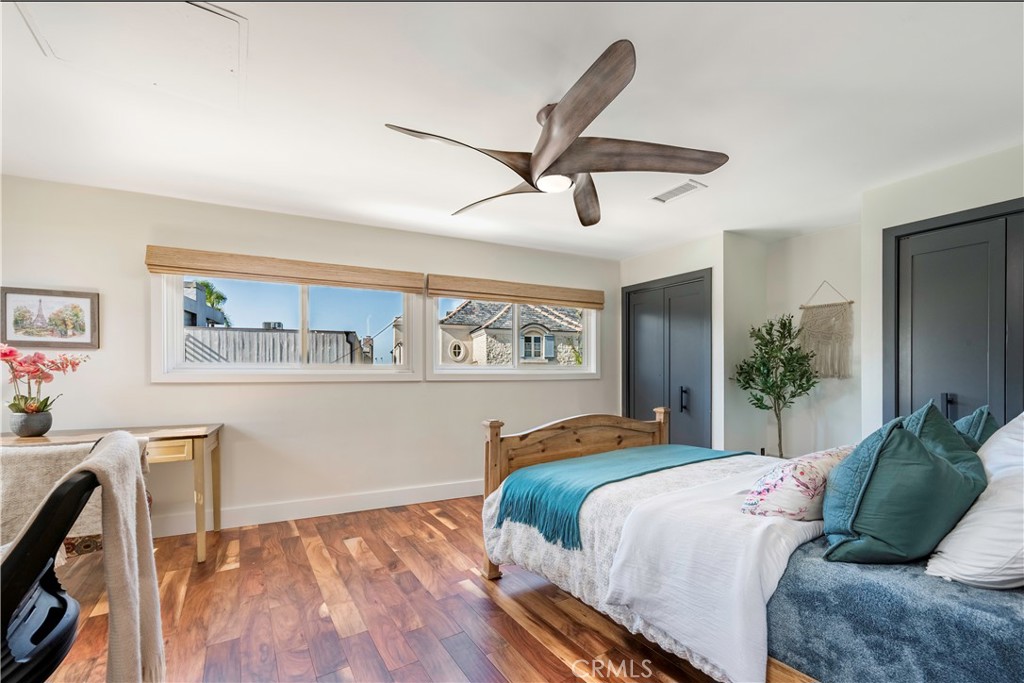 35 Geneva Walk Long Beach, CA 90803 - Photo 23 of 36 a bedroom with a large bed and a chandelier