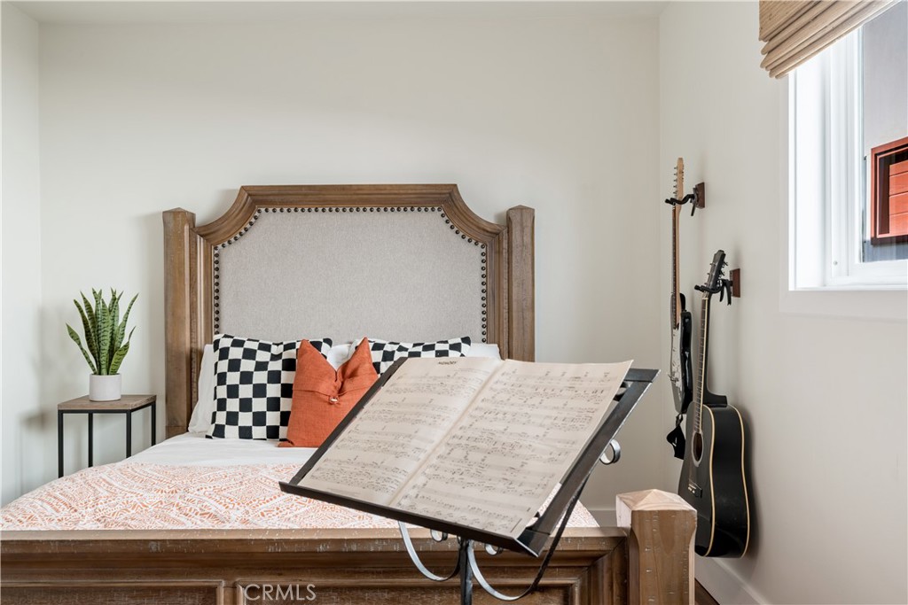 35 Geneva Walk Long Beach, CA 90803 - Photo 26 of 36 a bedroom with a bed and a table