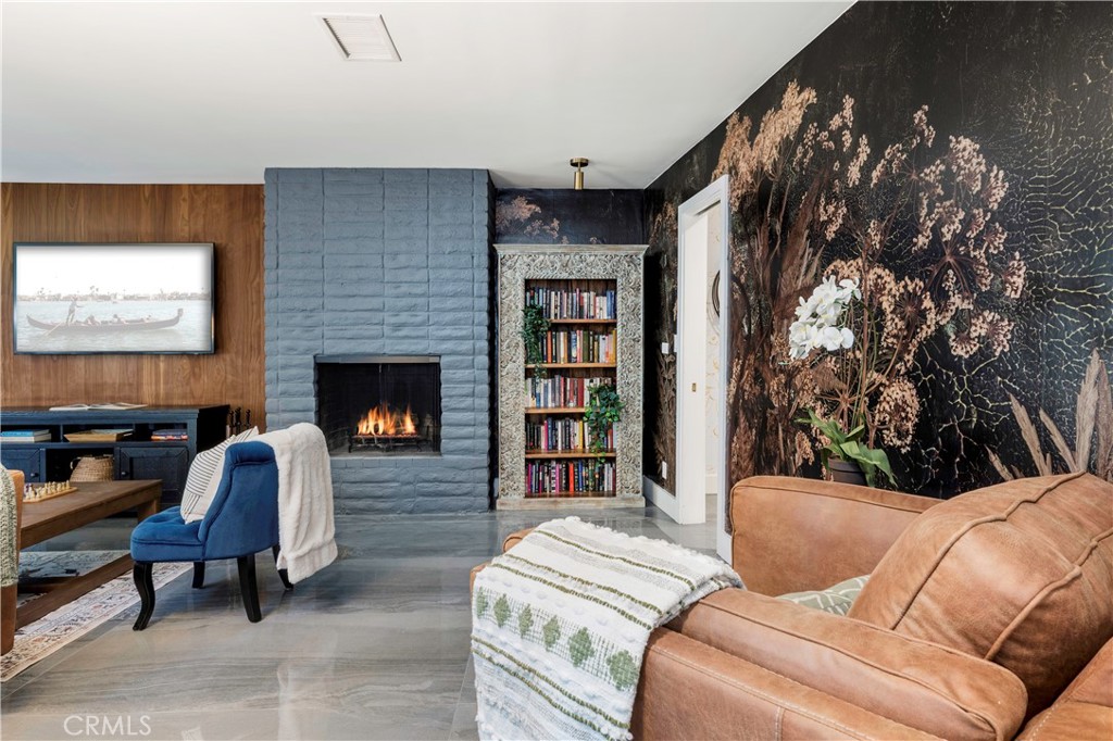 35 Geneva Walk Long Beach, CA 90803 - Photo 4 of 36 a living room with furniture and a fireplace