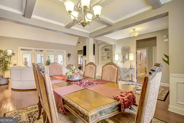 a view of a livingroom with furniture and a dining table