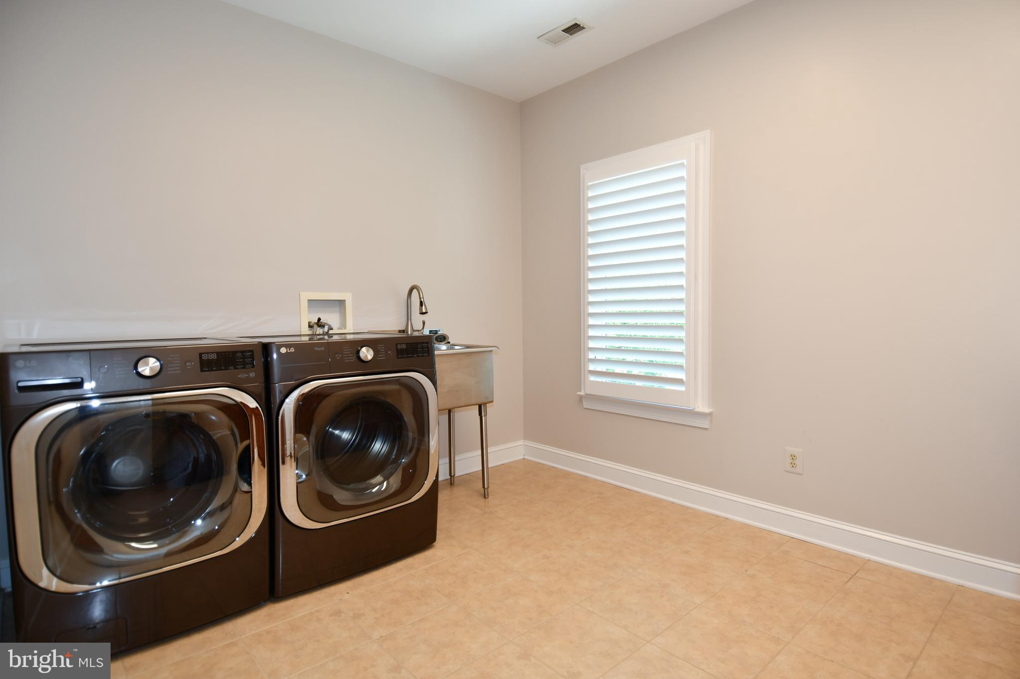 7808 Southdown Road Alexandria, VA 22308 - Photo 86 of 99 a utility room with dryer and washer