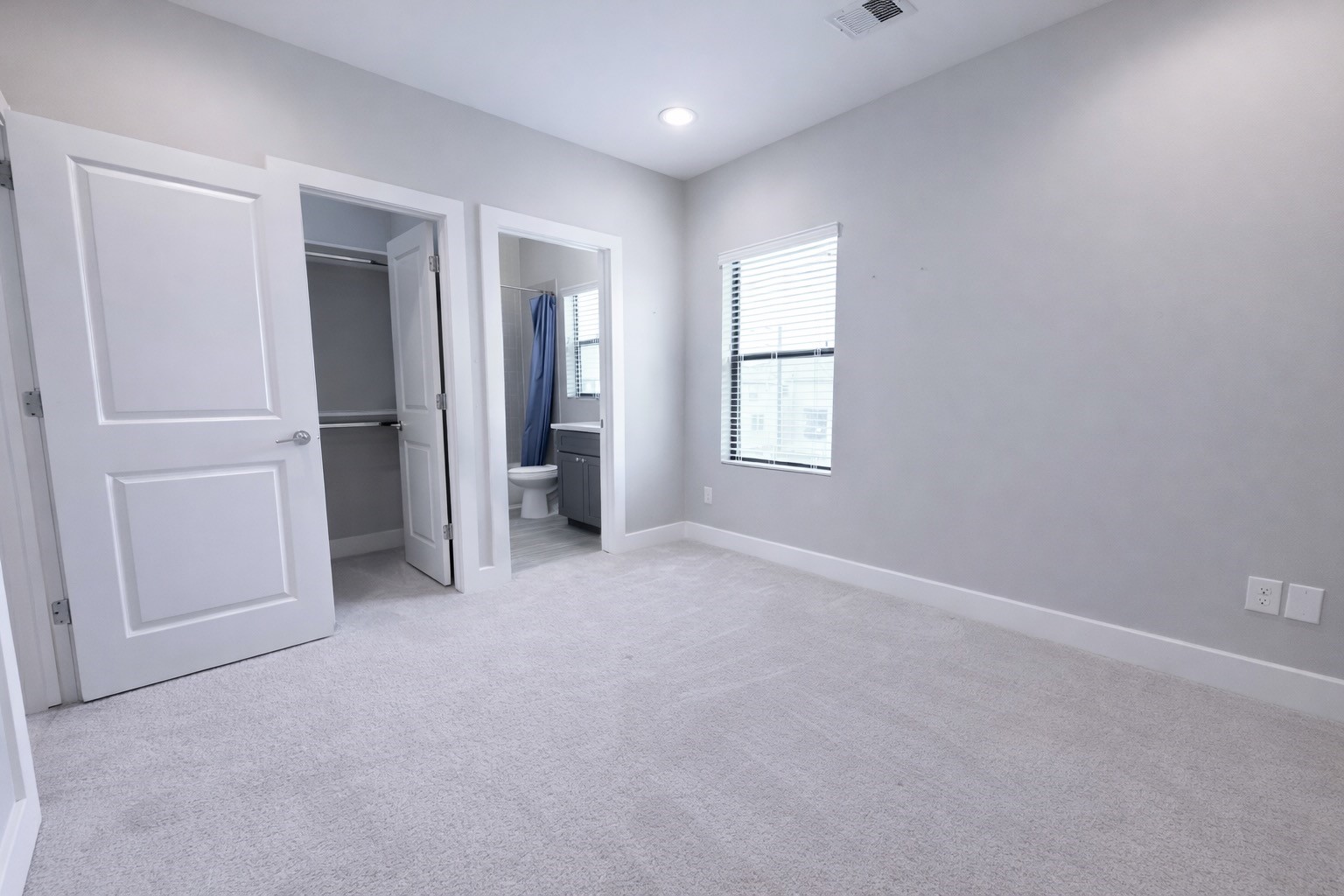 10806 Warwana Road, Unit C Houston, TX 77043 - Photo 14 of 35 an empty room with windows and closet