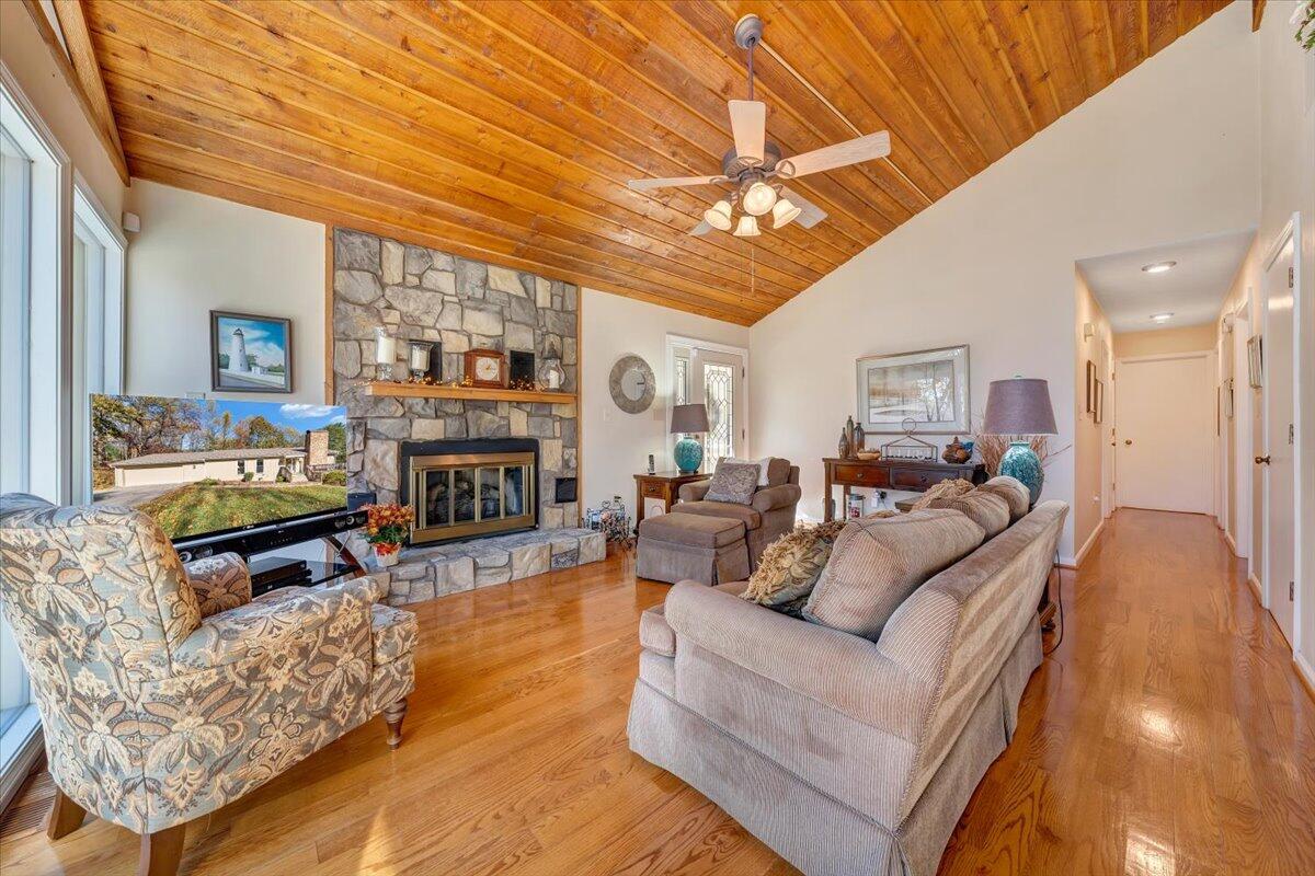 6263 Mt Chestnut Road Roanoke, VA 24018 - Photo 4 of 37 03-MIB06478