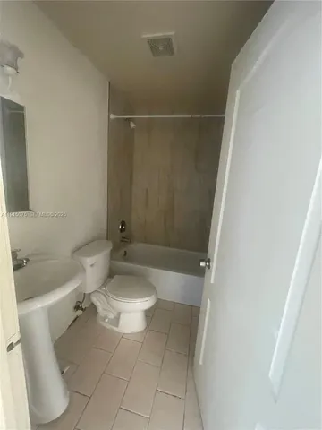 $1,600 | 110 Southeast 2nd Street, Unit 309, Hallandale Beach, FL 33009