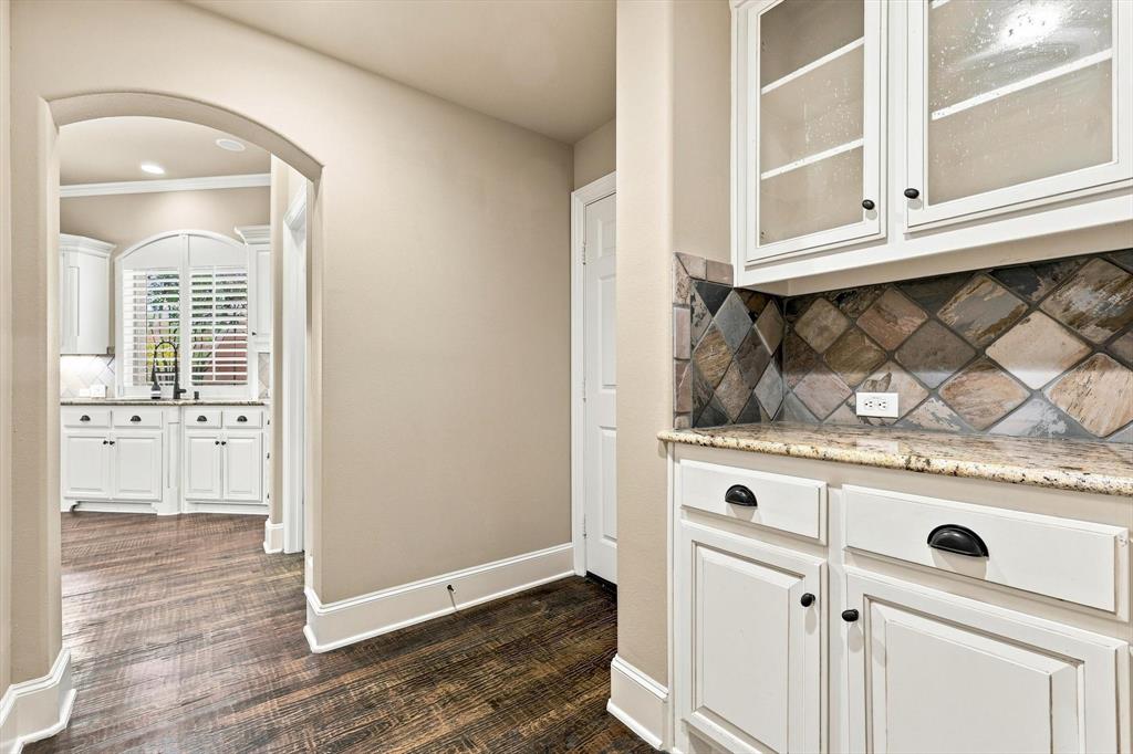 731 Lockridge Road Lantana, TX 76226 - Photo 8 of 38 A view of the butler's pantry.