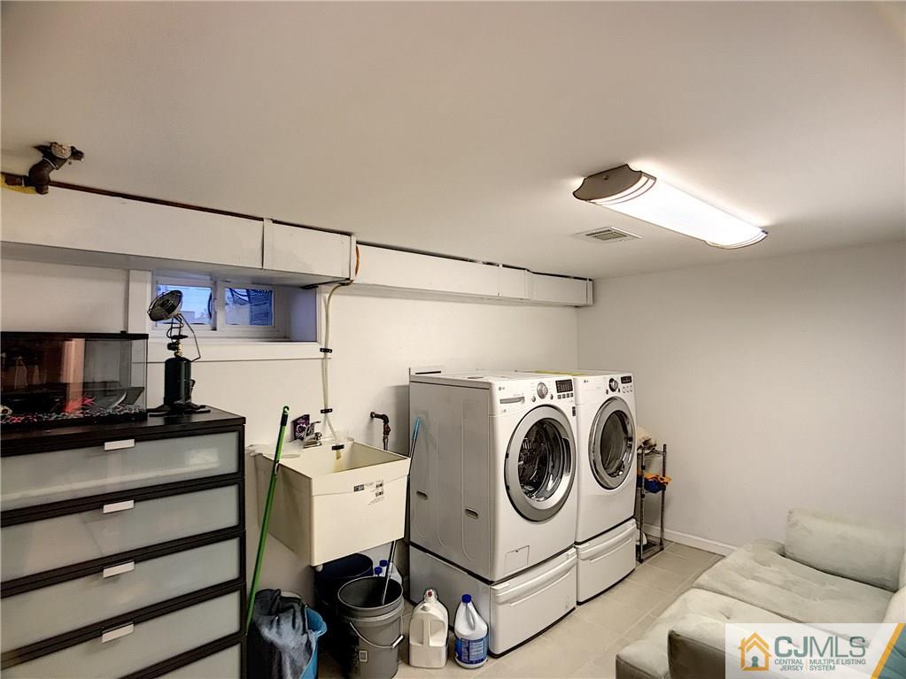 724 Palisade Road Union, NJ 07083 - Photo 18 of 20 a utility room with dryer and washer