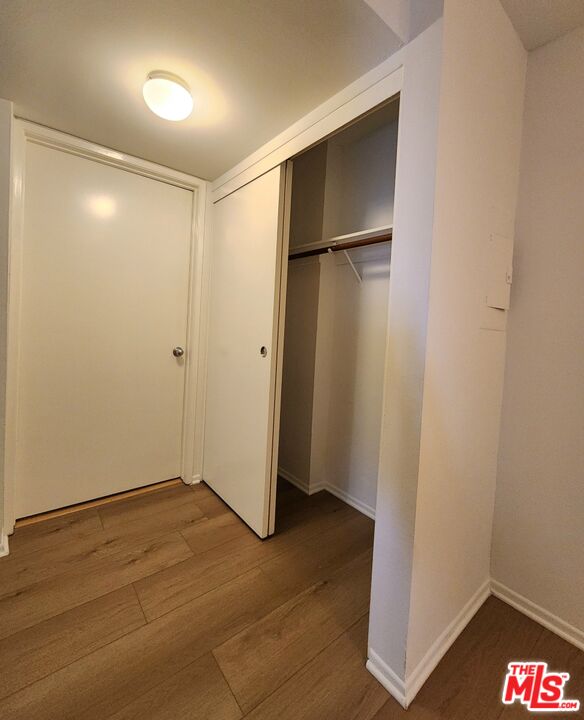 832 3rd Street, Unit 203 Santa Monica, CA 90403 - Photo 6 of 16 a view of an empty room