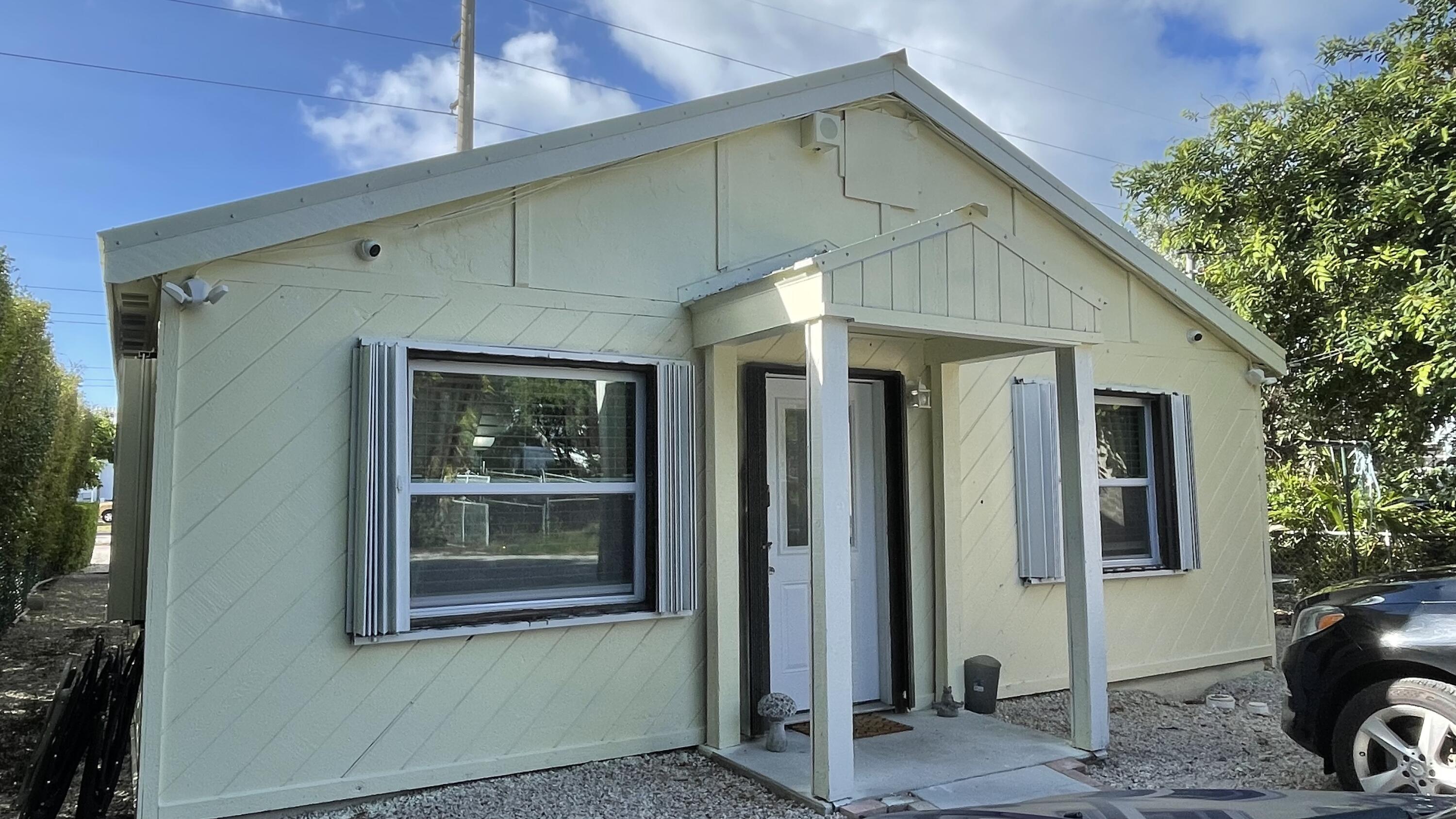 91790 Overseas Highway, Unit BACK Tavernier, FL 33070 - Photo 2 of 13 a front view of a house with parking