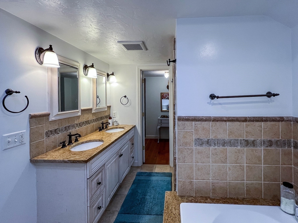56 Rockridge Road Framingham, MA 01702 - Photo 22 of 33