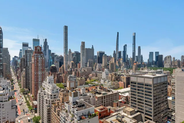 $3,350,000 | 200 East 69th Street, Unit 31A | Lenox Hill