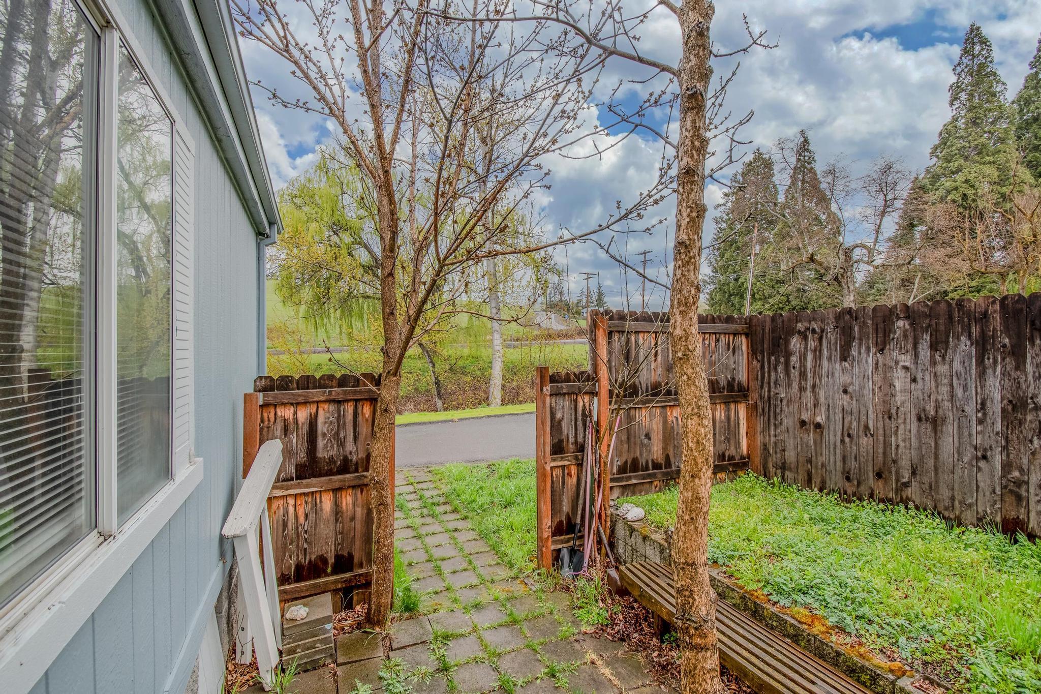 939 South Valley View Road, Unit 19 Ashland, OR 97520 - Photo 24 of 26 Privacy fence
