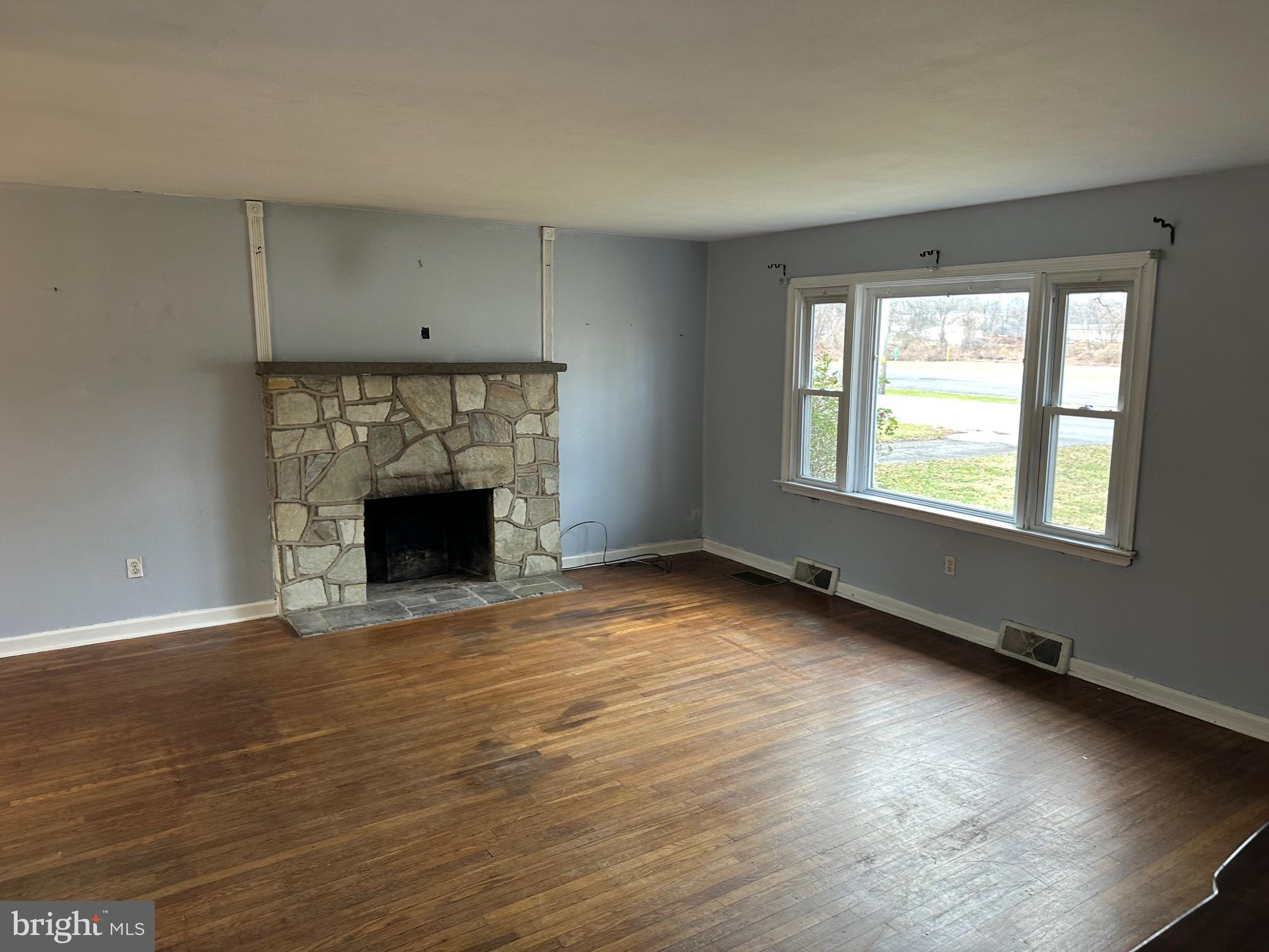 3105 Davisville Road Hatboro, PA 19040 - Photo 3 of 19 Living Room