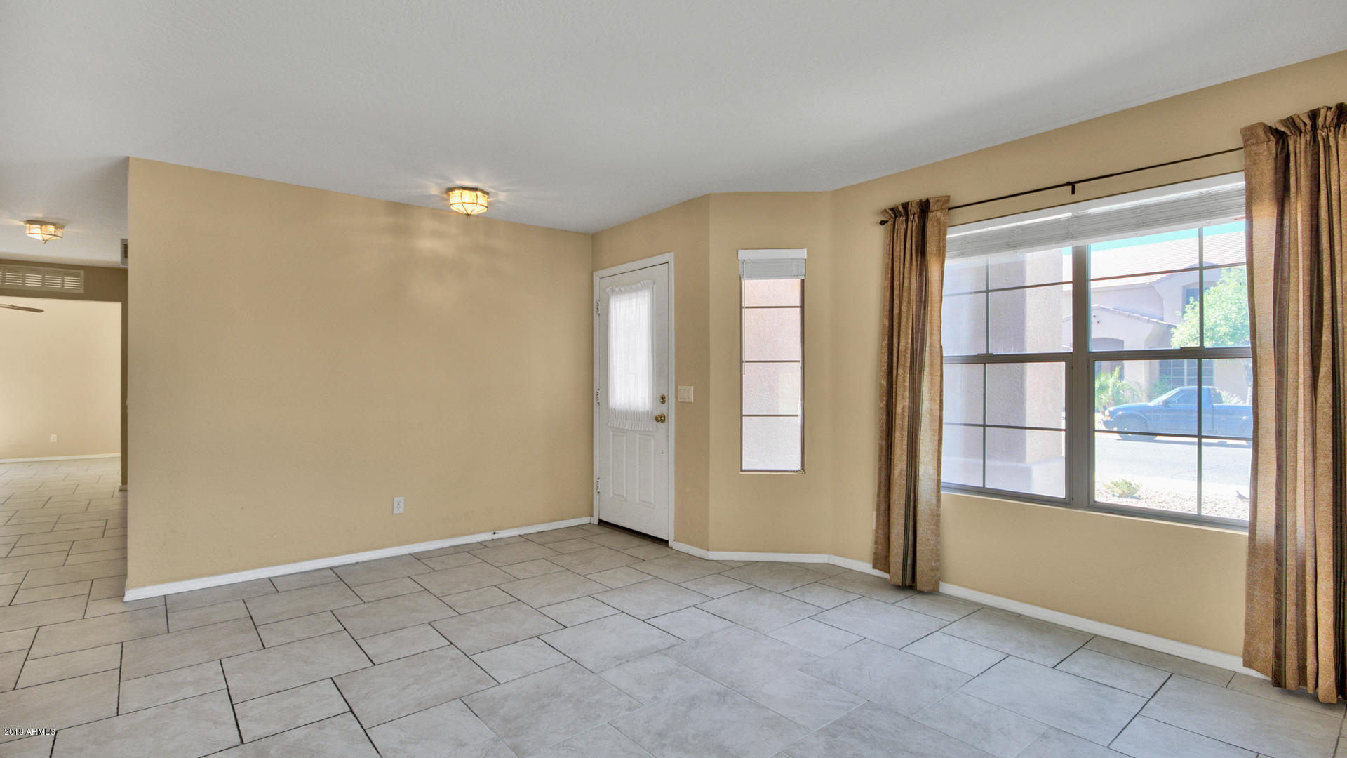 2926 West Maldonado Road Phoenix, AZ 85041 - Photo 6 of 35 08