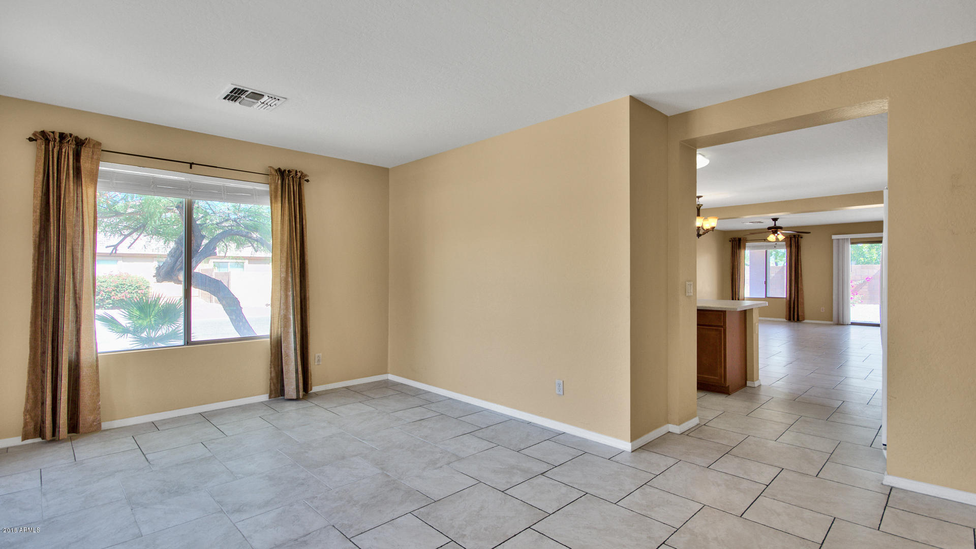 2926 West Maldonado Road Phoenix, AZ 85041 - Photo 7 of 35 09