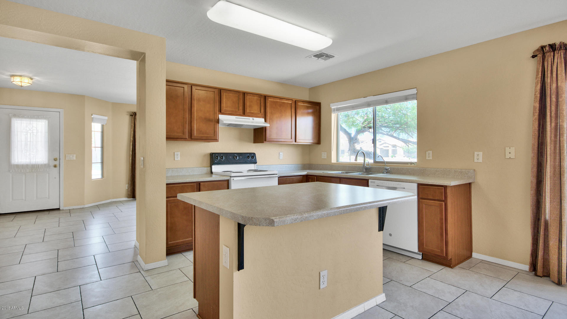 2926 West Maldonado Road Phoenix, AZ 85041 - Photo 9 of 35 11
