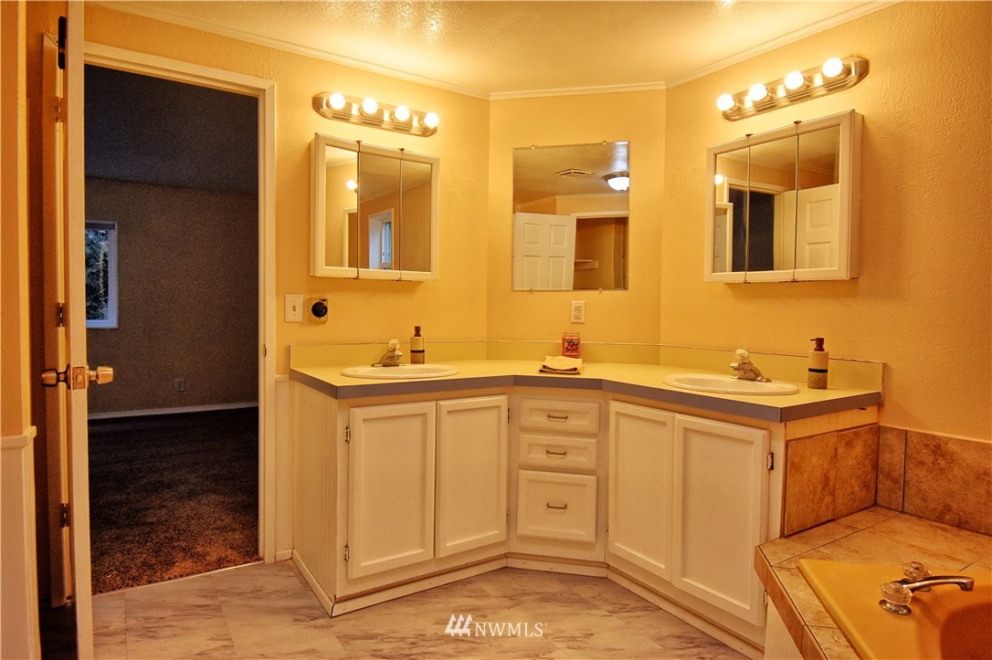 111 East Sleaford Road Shelton, WA 98584 - Photo 12 of 32 a spacious bathroom with a sink double vanity and a mirror