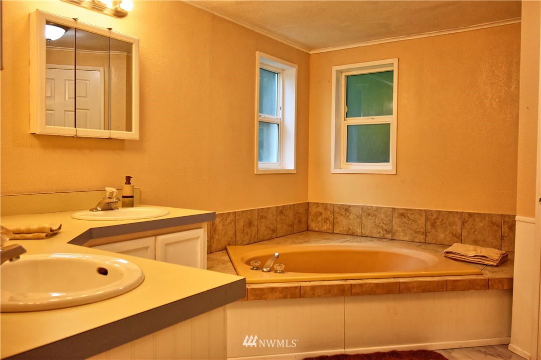 111 East Sleaford Road Shelton, WA 98584 - Photo 13 of 32 a bathroom with a tub sink and mirror