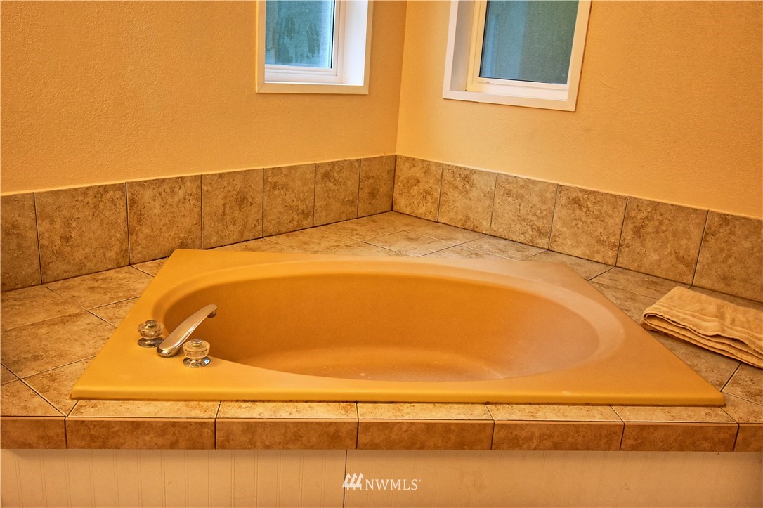 111 East Sleaford Road Shelton, WA 98584 - Photo 14 of 32 a bathroom with a bathtub