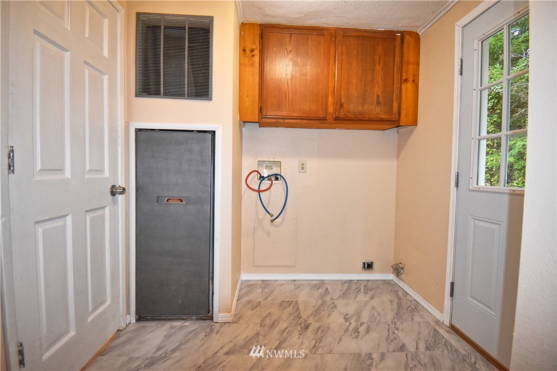 111 East Sleaford Road Shelton, WA 98584 - Photo 16 of 32 a view of small space with wooden floor and entryway