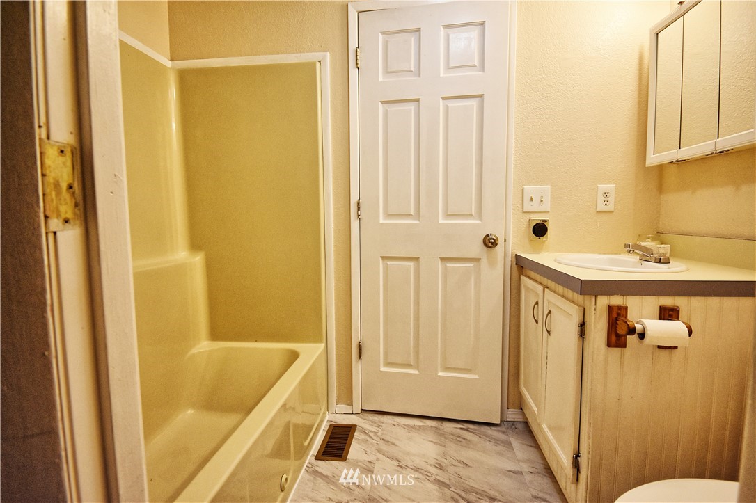 111 East Sleaford Road Shelton, WA 98584 - Photo 17 of 32 a bathroom with a tub and sink