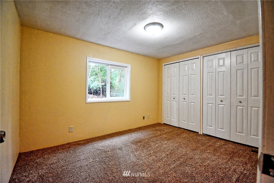 111 East Sleaford Road Shelton, WA 98584 - Photo 18 of 32 an empty room with windows