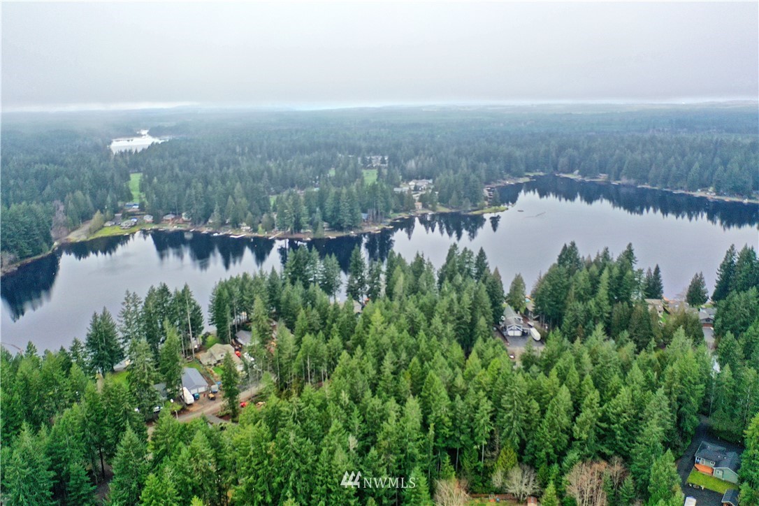 111 East Sleaford Road Shelton, WA 98584 - Photo 23 of 32 a view of a lake with a city