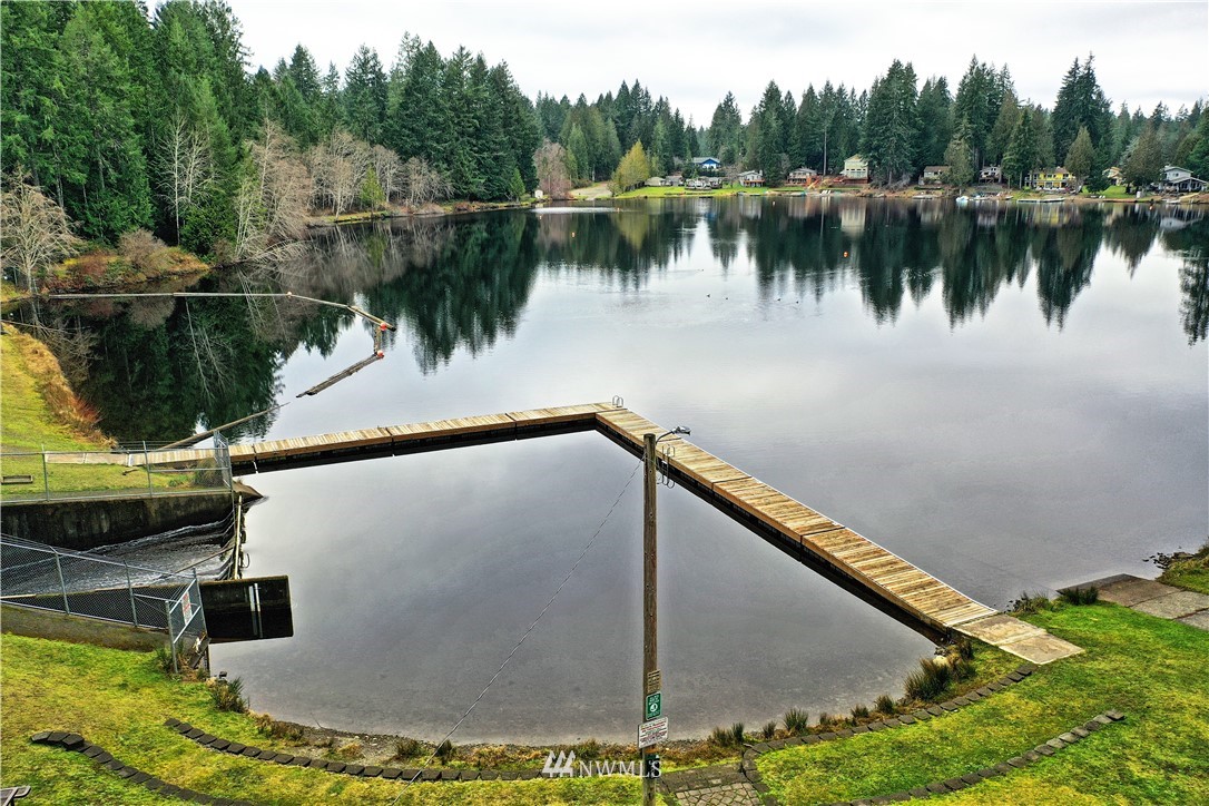 111 East Sleaford Road Shelton, WA 98584 - Photo 24 of 32 a view of a lake from a balcony