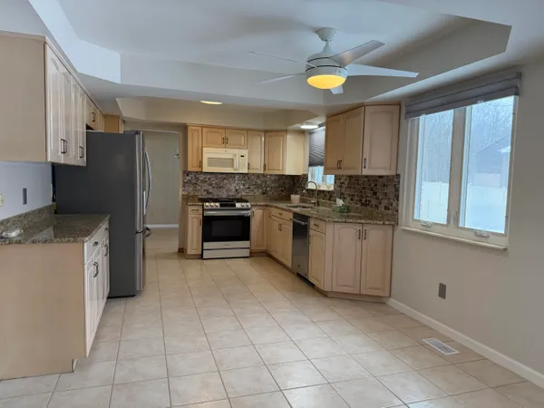 $2,895 | 3550 Kings Point Drive, Troy, MI 48083