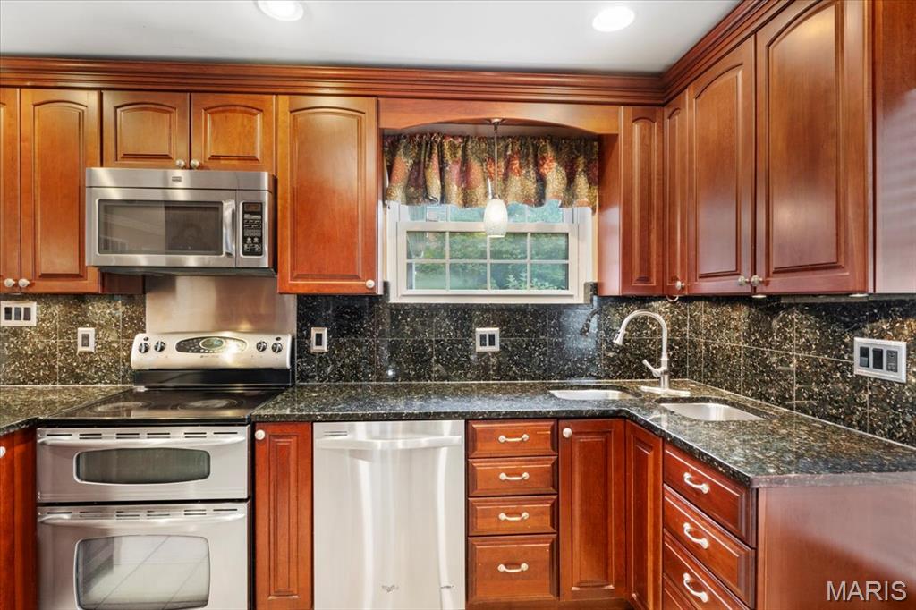 953 Chartrand Drive Ballwin, MO 63011 - Photo 13 of 47