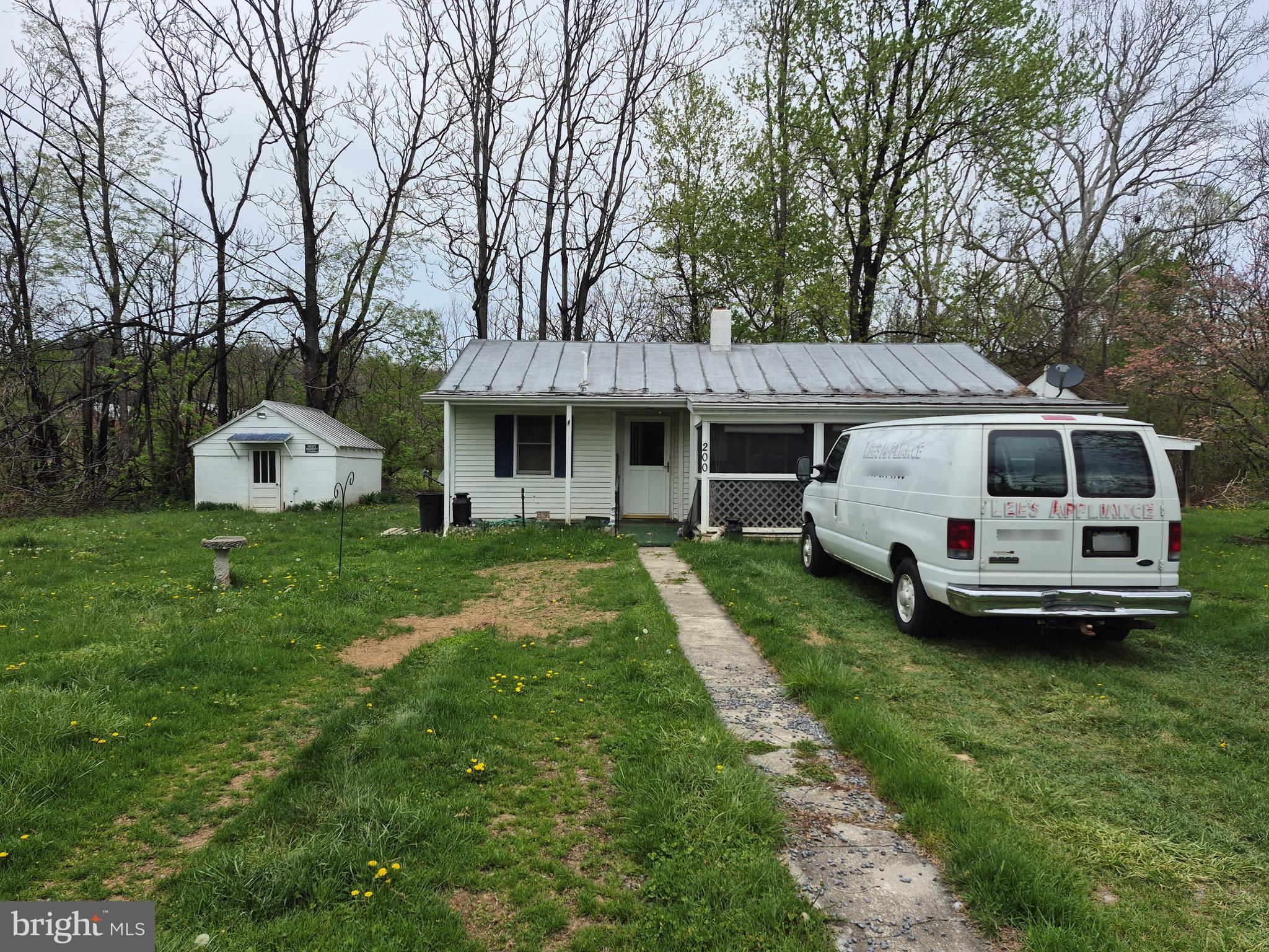 a view of house with garden and trees