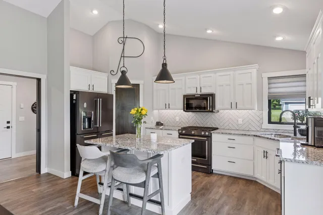 $609,900 | 203 Vista Circle, River Falls, WI 54022