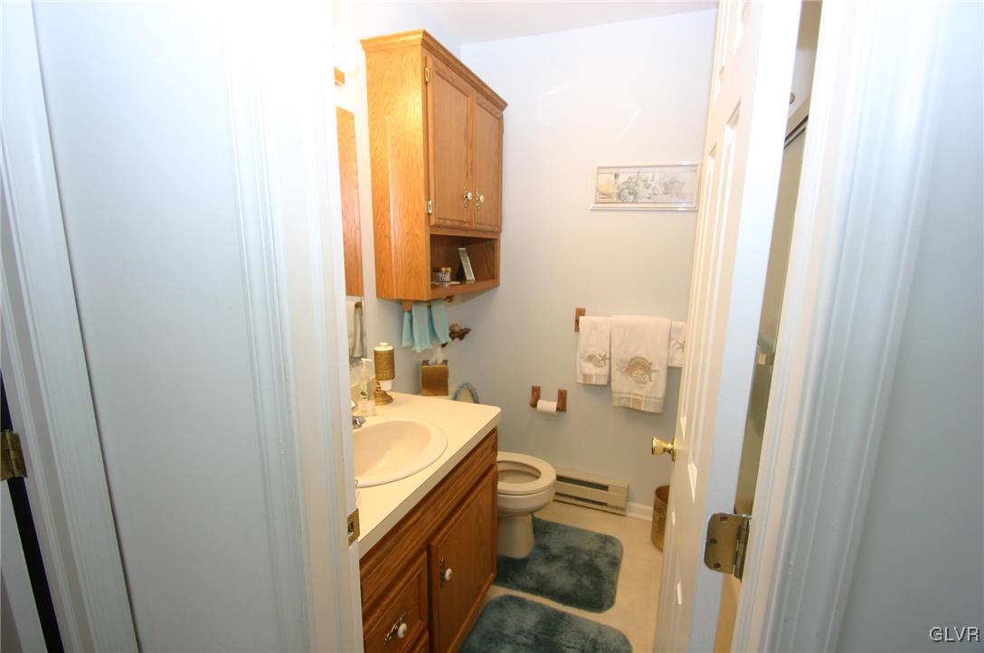 978 Cold Spring Road, Unit 2 Allentown, PA 18103 - Photo 15 of 23 Full bath