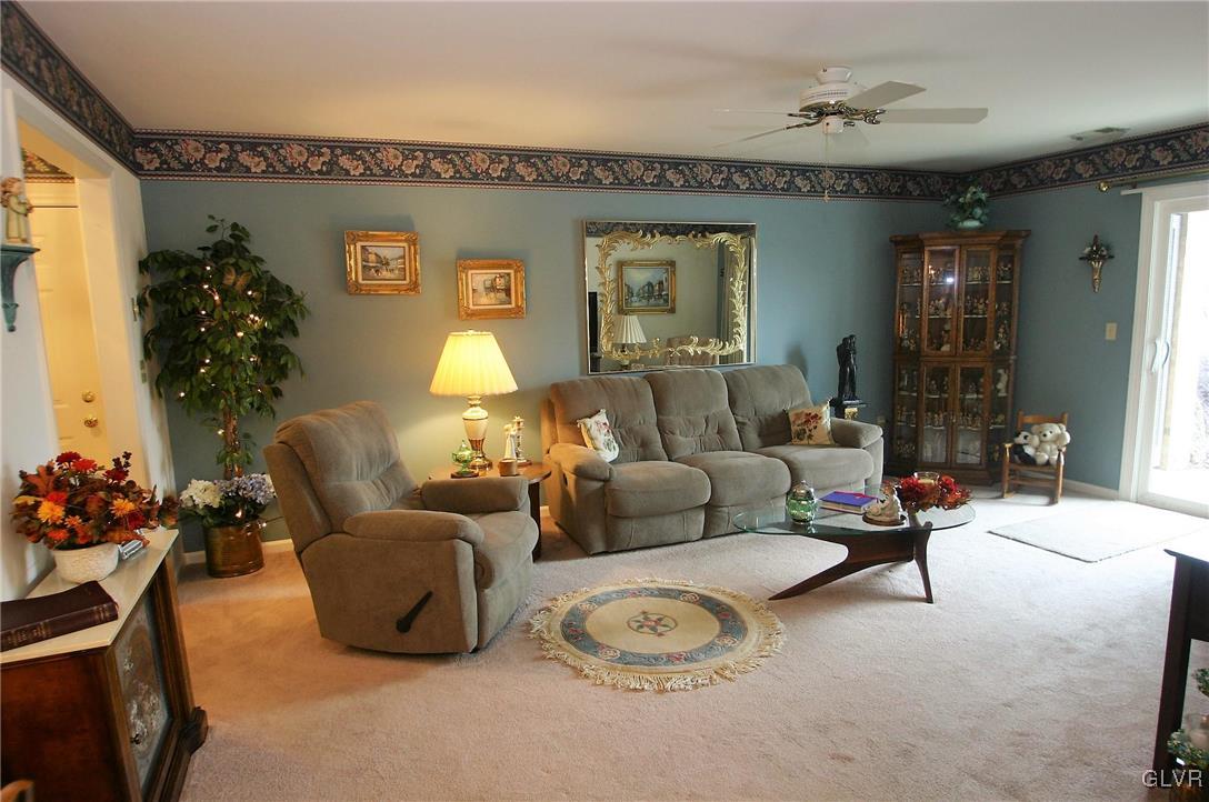978 Cold Spring Road, Unit 2 Allentown, PA 18103 - Photo 4 of 23 Spacious living room