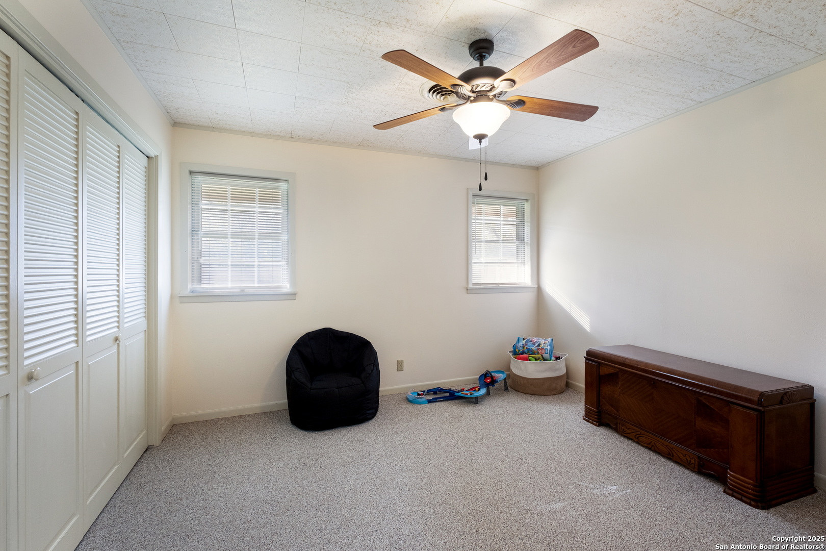 1109 27th Street Hondo, TX 78861 - Photo 11 of 21 a room with furniture and windows