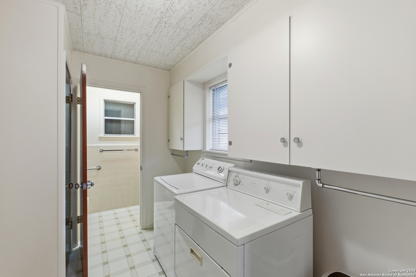 1109 27th Street Hondo, TX 78861 - Photo 17 of 21 a bathroom with a sink toilet and shower
