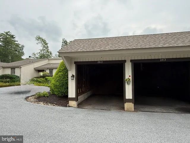 a sign that is sitting on a brick wall