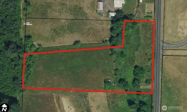 a view of a pathway of a house